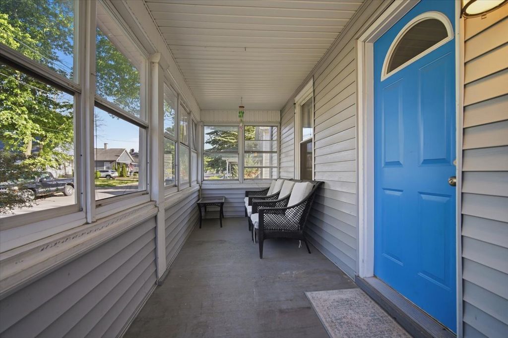 Image 4 of property listing at 1101 S Lee Street, Bloomington, IL 61701