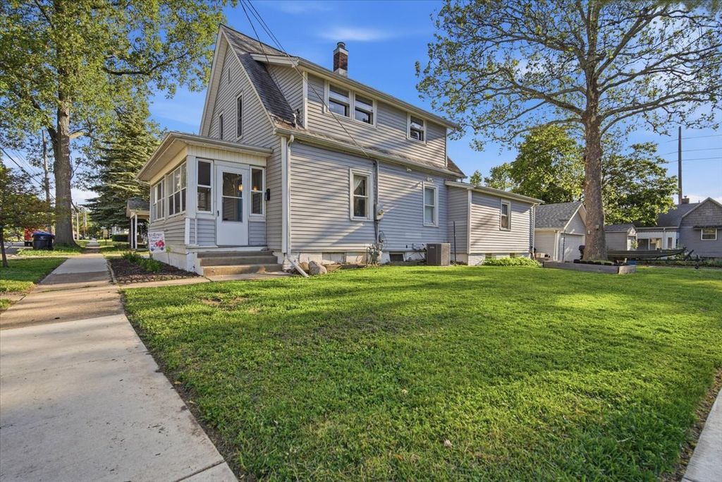 Image 32 of property listing at 1101 S Lee Street, Bloomington, IL 61701