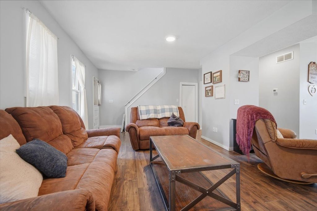 Image 8 of property listing at 1101 S Lee Street, Bloomington, IL 61701