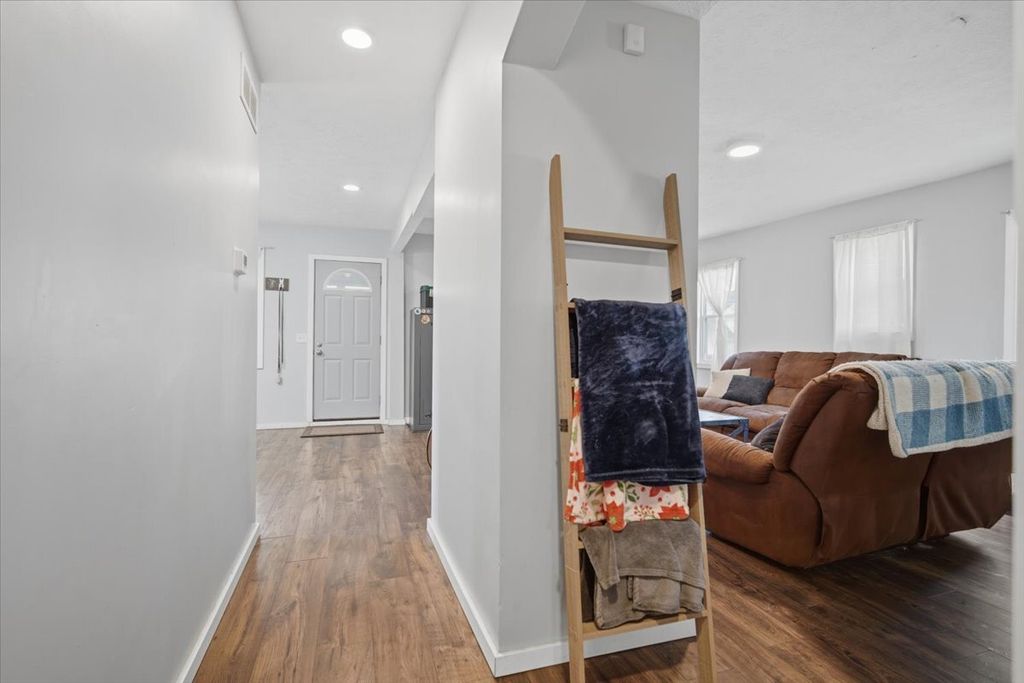 Image 9 of property listing at 1101 S Lee Street, Bloomington, IL 61701