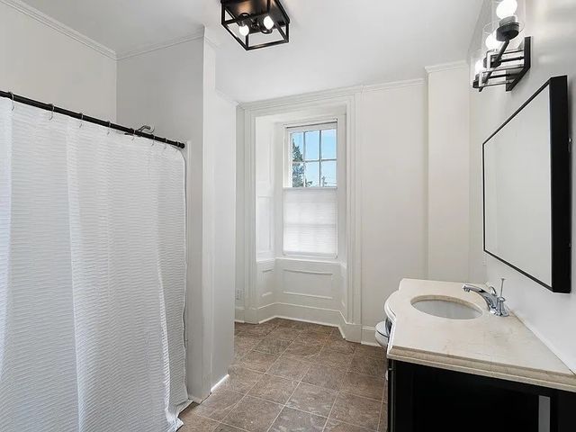 77 Coggeshall Avenue S, Newport, RI 02840