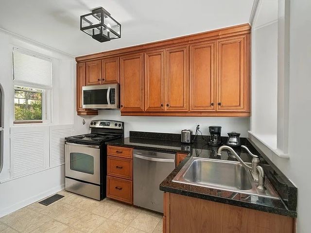 77 Coggeshall Avenue S, Newport, RI 02840