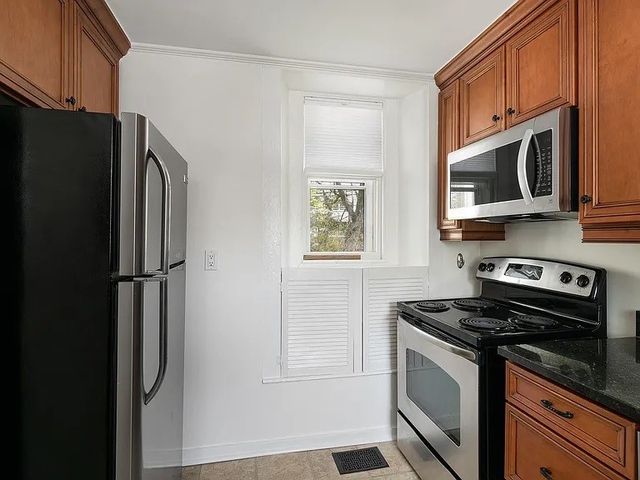 77 Coggeshall Avenue S, Newport, RI 02840