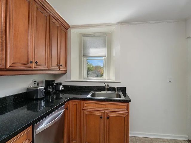 77 Coggeshall Avenue S, Newport, RI 02840