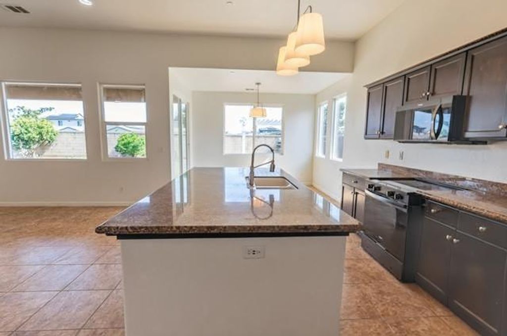 Image 10 of property listing at 1043 La Jolla Avenue, Clovis, CA 93619