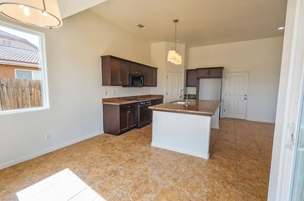 Image 11 of property listing at 1043 La Jolla Avenue, Clovis, CA 93619