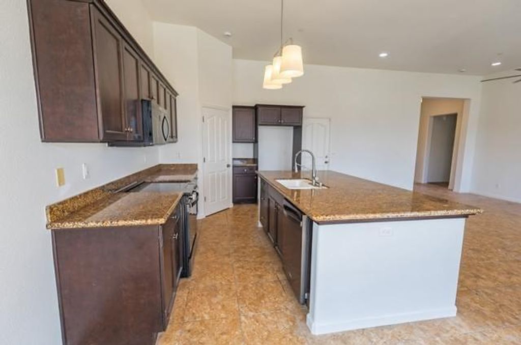 Image 37 of property listing at 1043 La Jolla Avenue, Clovis, CA 93619