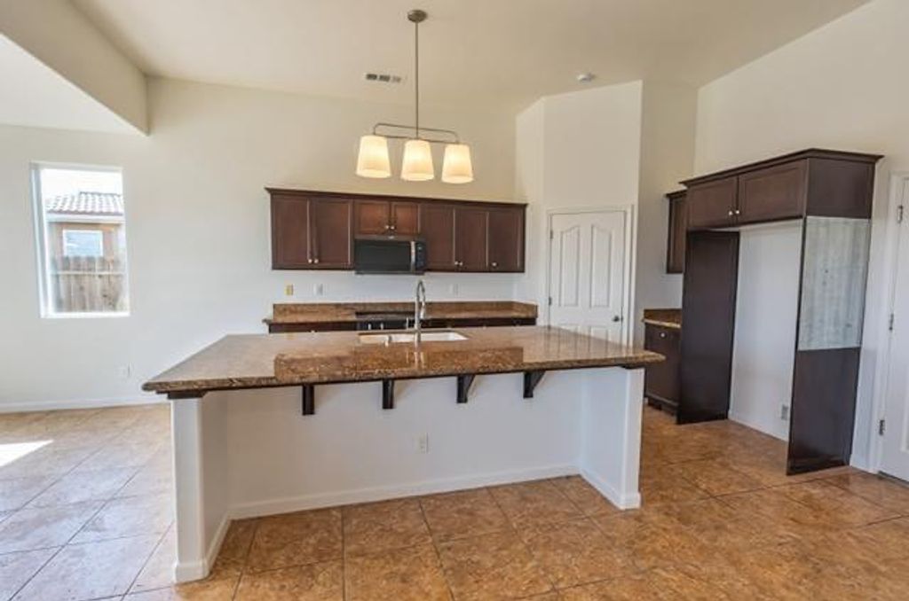 Image 7 of property listing at 1043 La Jolla Avenue, Clovis, CA 93619