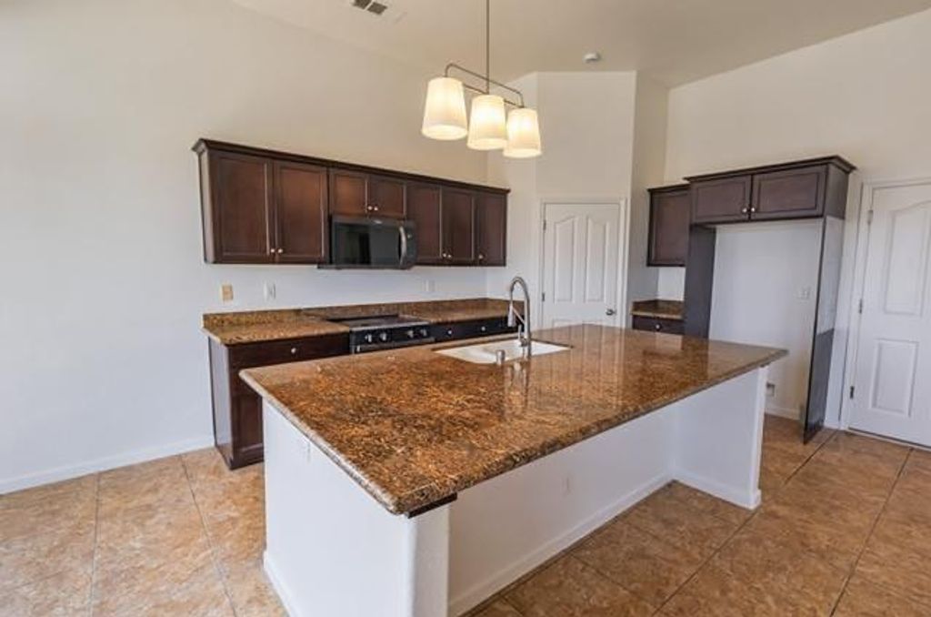 Image 9 of property listing at 1043 La Jolla Avenue, Clovis, CA 93619