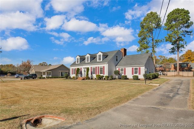 316 W Elwood Avenue, Raeford, NC 28376