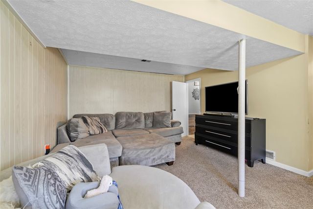 1157 Lebanon School Rd, West Mifflin, PA 15122