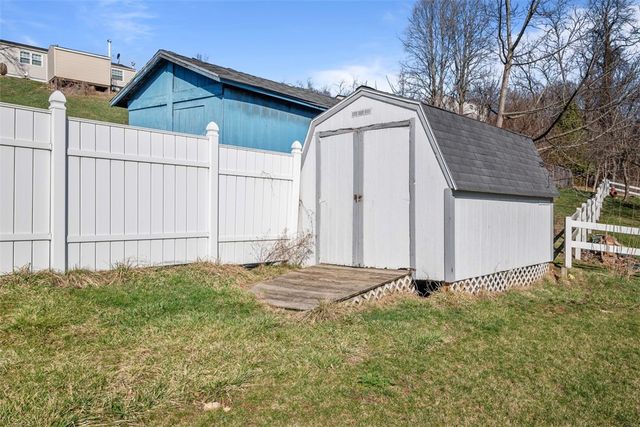 1157 Lebanon School Rd, West Mifflin, PA 15122