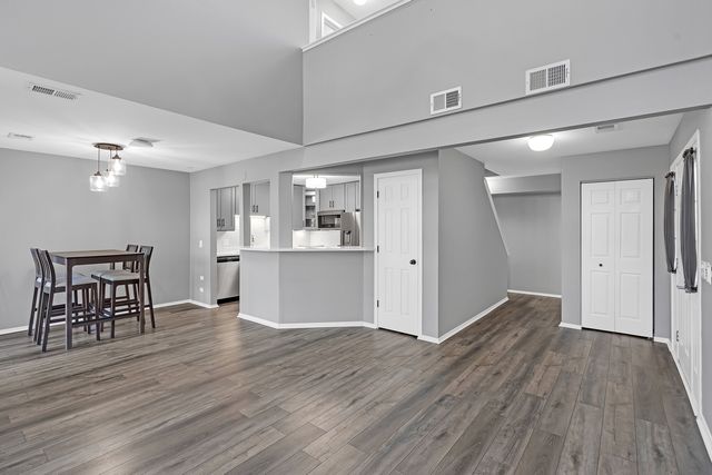 730 HAMILTON Circle, Schaumburg, IL 60194