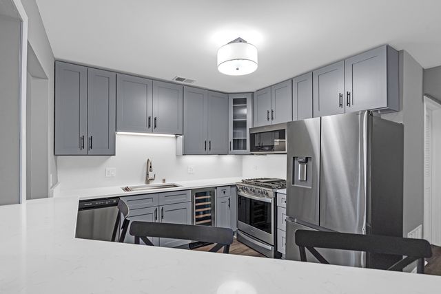 730 HAMILTON Circle, Schaumburg, IL 60194