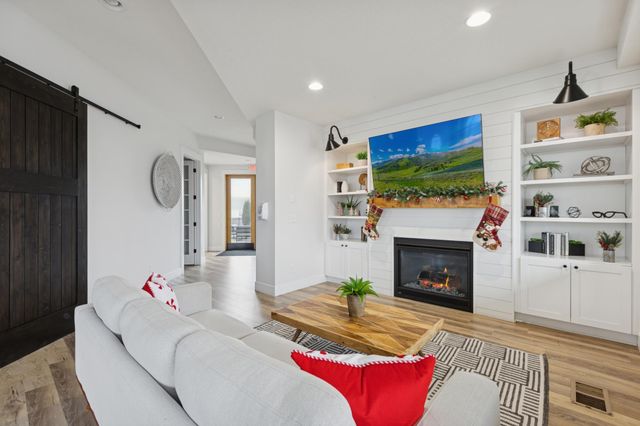 8689 Deerwood Lane N, Maple Grove, MN 55369