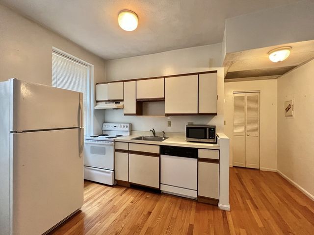 1427 Commonwealth 204, Boston, MA 02135
