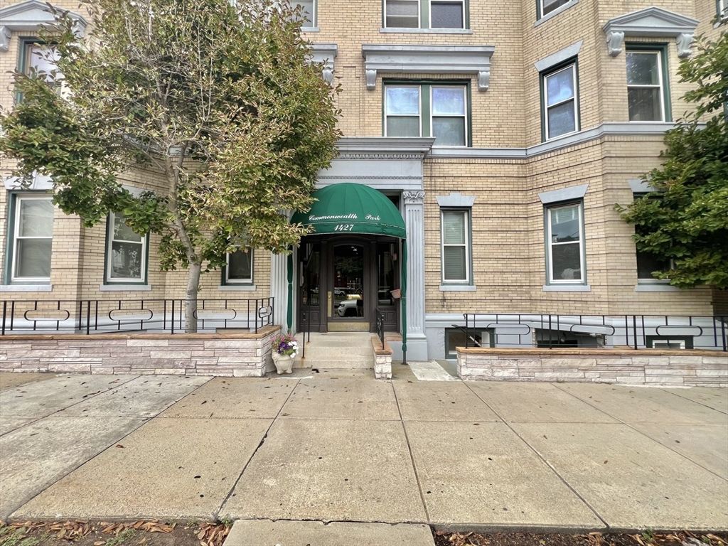 1427 Commonwealth 204, Boston, MA 02135