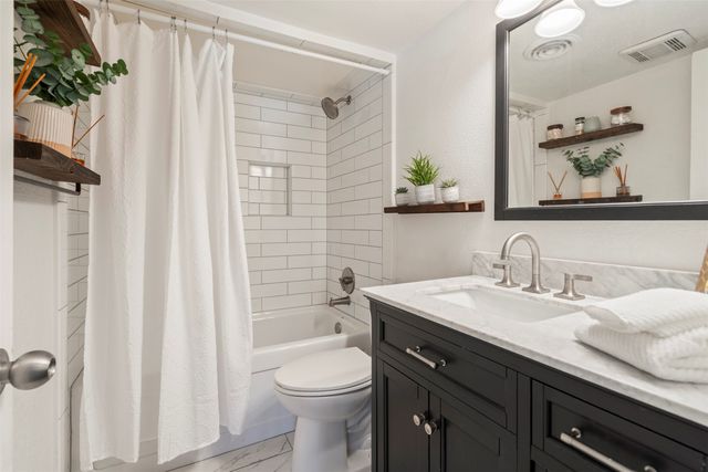 5916 Sandhurst Lane 225, Dallas, TX 75206