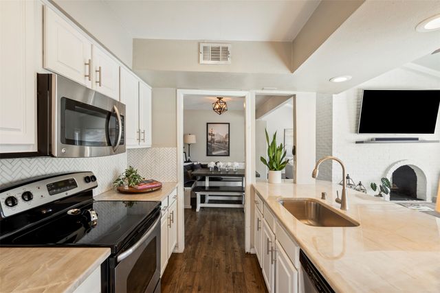 5916 Sandhurst Lane 225, Dallas, TX 75206