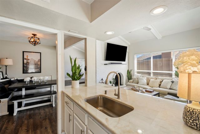 5916 Sandhurst Lane 225, Dallas, TX 75206