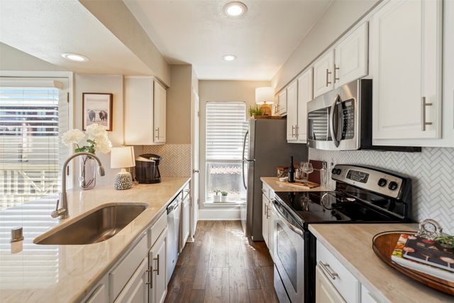 5916 Sandhurst Lane 225, Dallas, TX 75206