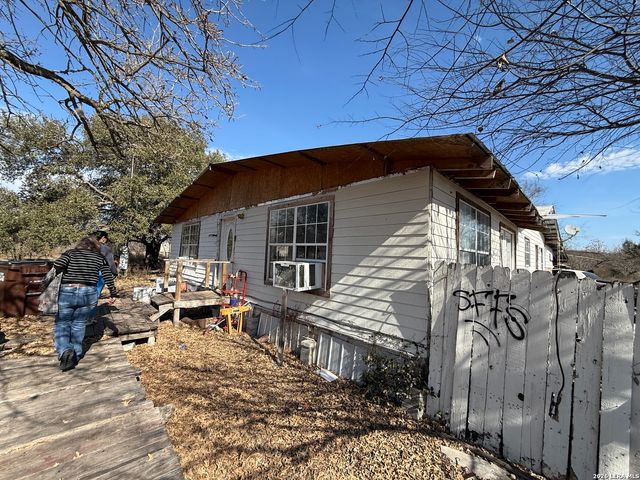 110 County Road 4637, Hondo, TX 78861