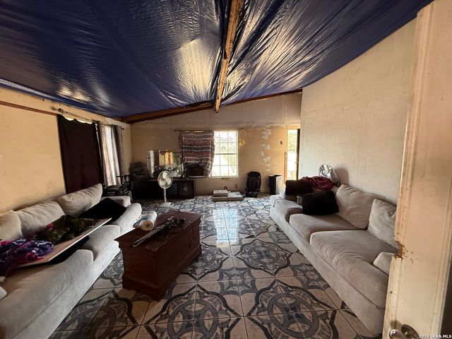 110 County Road 4637, Hondo, TX 78861