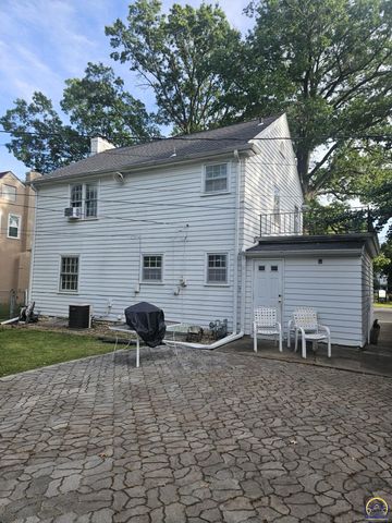 2812 SW Huntoon ST, Topeka, KS 66604