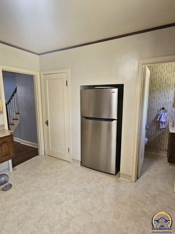 2812 SW Huntoon ST, Topeka, KS 66604