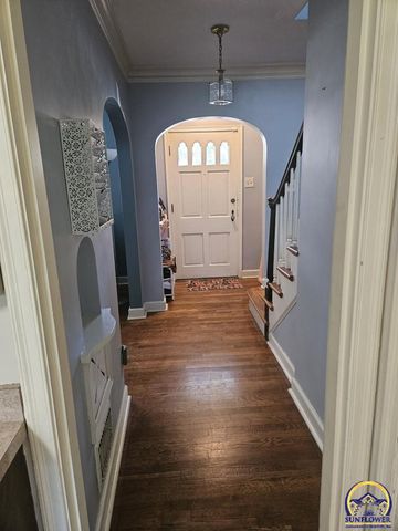 2812 SW Huntoon ST, Topeka, KS 66604