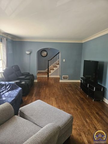 2812 SW Huntoon ST, Topeka, KS 66604