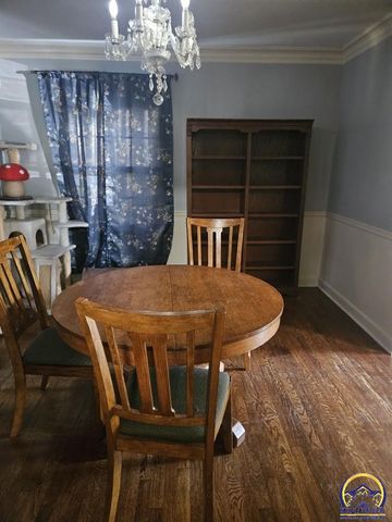 2812 SW Huntoon ST, Topeka, KS 66604