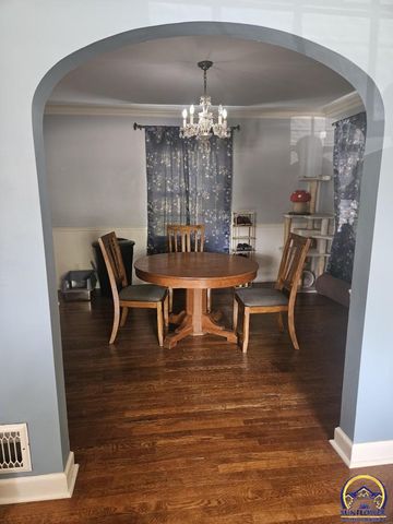 2812 SW Huntoon ST, Topeka, KS 66604