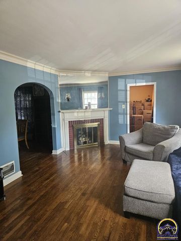 2812 SW Huntoon ST, Topeka, KS 66604