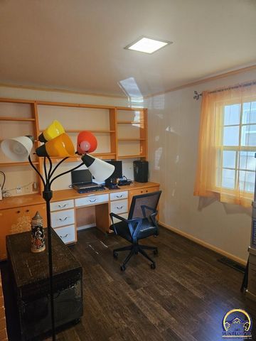 2812 SW Huntoon ST, Topeka, KS 66604