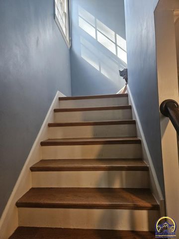 2812 SW Huntoon ST, Topeka, KS 66604