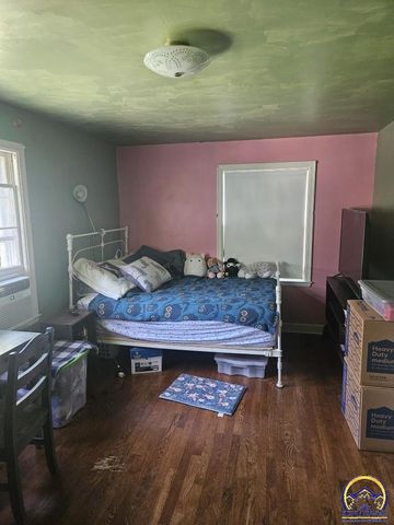 2812 SW Huntoon ST, Topeka, KS 66604