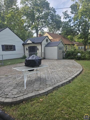 2812 SW Huntoon ST, Topeka, KS 66604