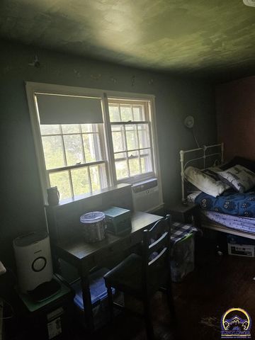 2812 SW Huntoon ST, Topeka, KS 66604