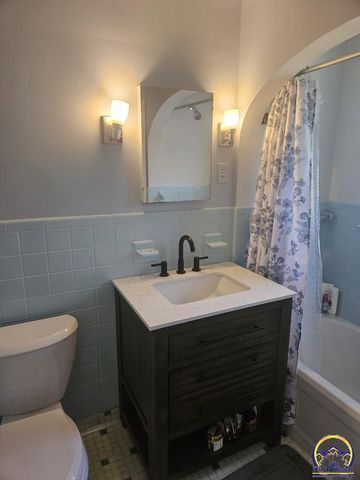 2812 SW Huntoon ST, Topeka, KS 66604