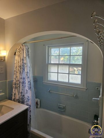 2812 SW Huntoon ST, Topeka, KS 66604