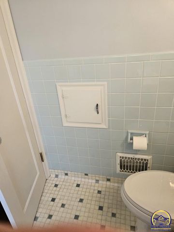 2812 SW Huntoon ST, Topeka, KS 66604