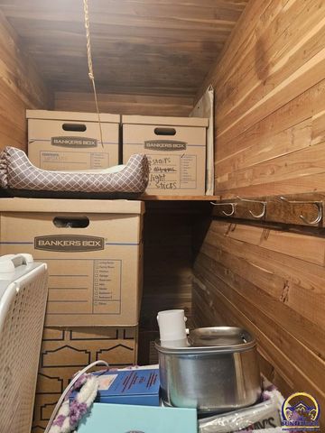 2812 SW Huntoon ST, Topeka, KS 66604