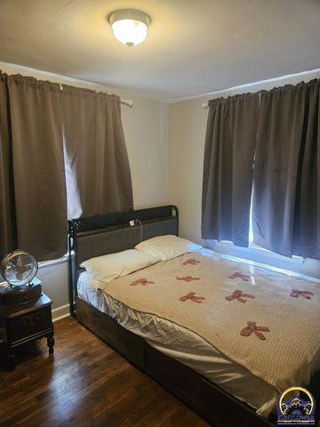 2812 SW Huntoon ST, Topeka, KS 66604