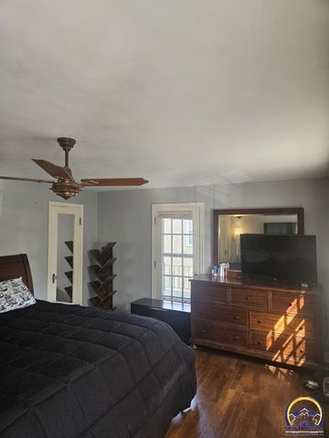 2812 SW Huntoon ST, Topeka, KS 66604