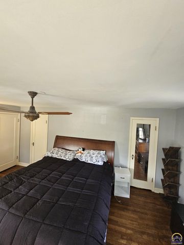 2812 SW Huntoon ST, Topeka, KS 66604