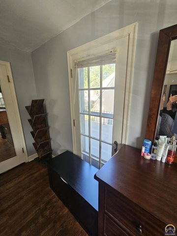 2812 SW Huntoon ST, Topeka, KS 66604