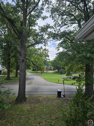 2812 SW Huntoon ST, Topeka, KS 66604