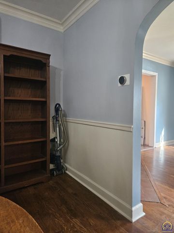 2812 SW Huntoon ST, Topeka, KS 66604