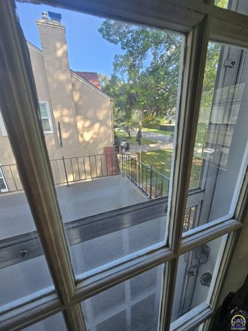 2812 SW Huntoon ST, Topeka, KS 66604